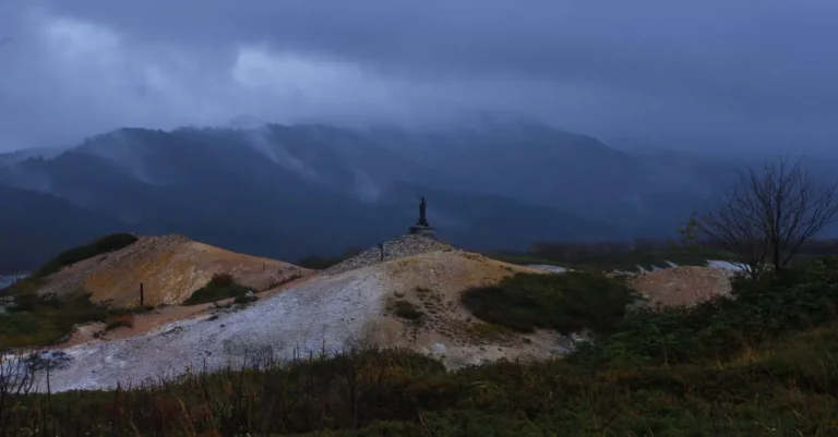 Düstere Landschaft auf dem Gipfel von Osorezan mit Buddha-Statue