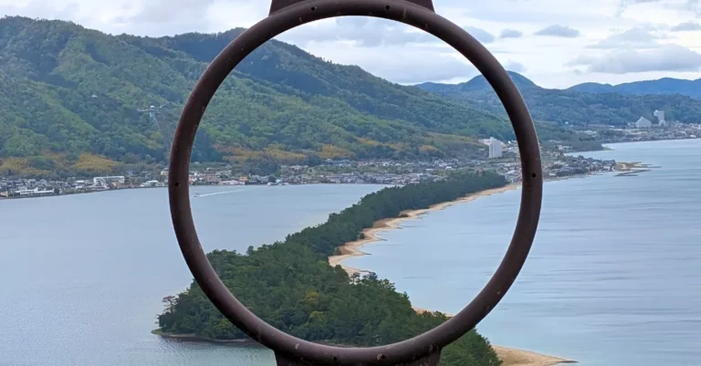 Blick auf die Sandbank von Amanohashidate durch einen Rahmen