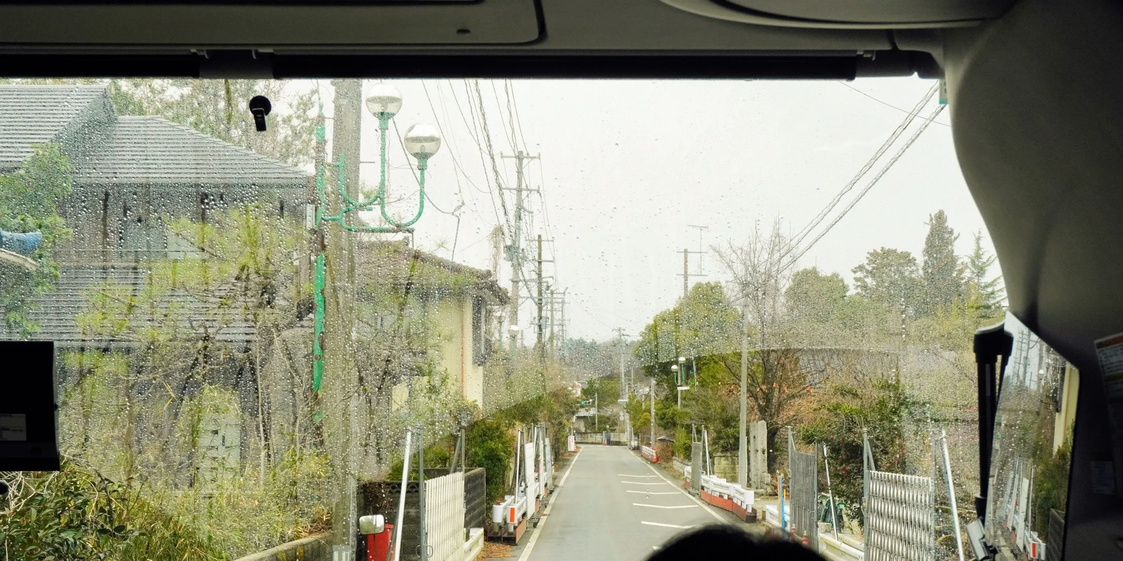Der Tourbus der Real Fukushima Tour fährt durch eine Straße der verlassenen Red Zone nahe des Atomkraftwerks Fukushima Daiichi