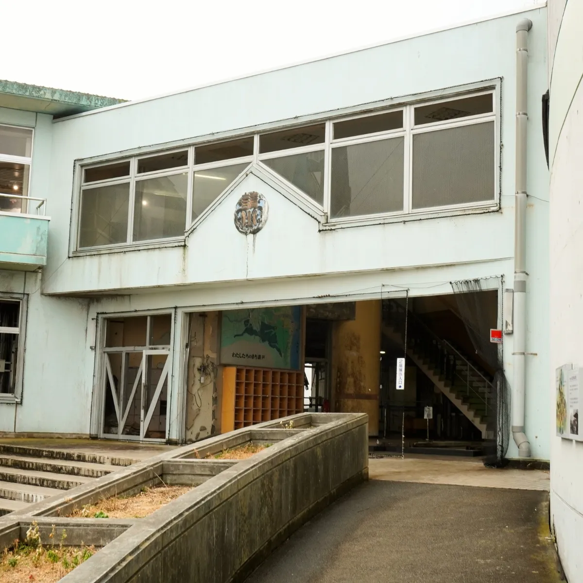 Zerstörter Eingangsbereich der Ukedo Elementary School in Namie