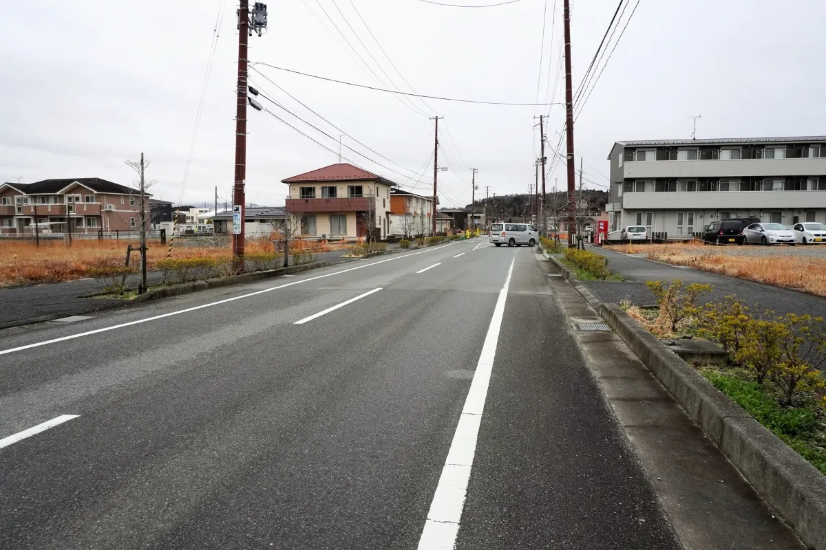 Eine verlassene Straße in Tomioka, Präfektur Fukushima, Japan