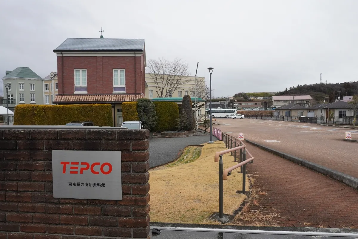 Der Eingang zum TEPCO Decommissioning Archive Center in Tomioka, Japan