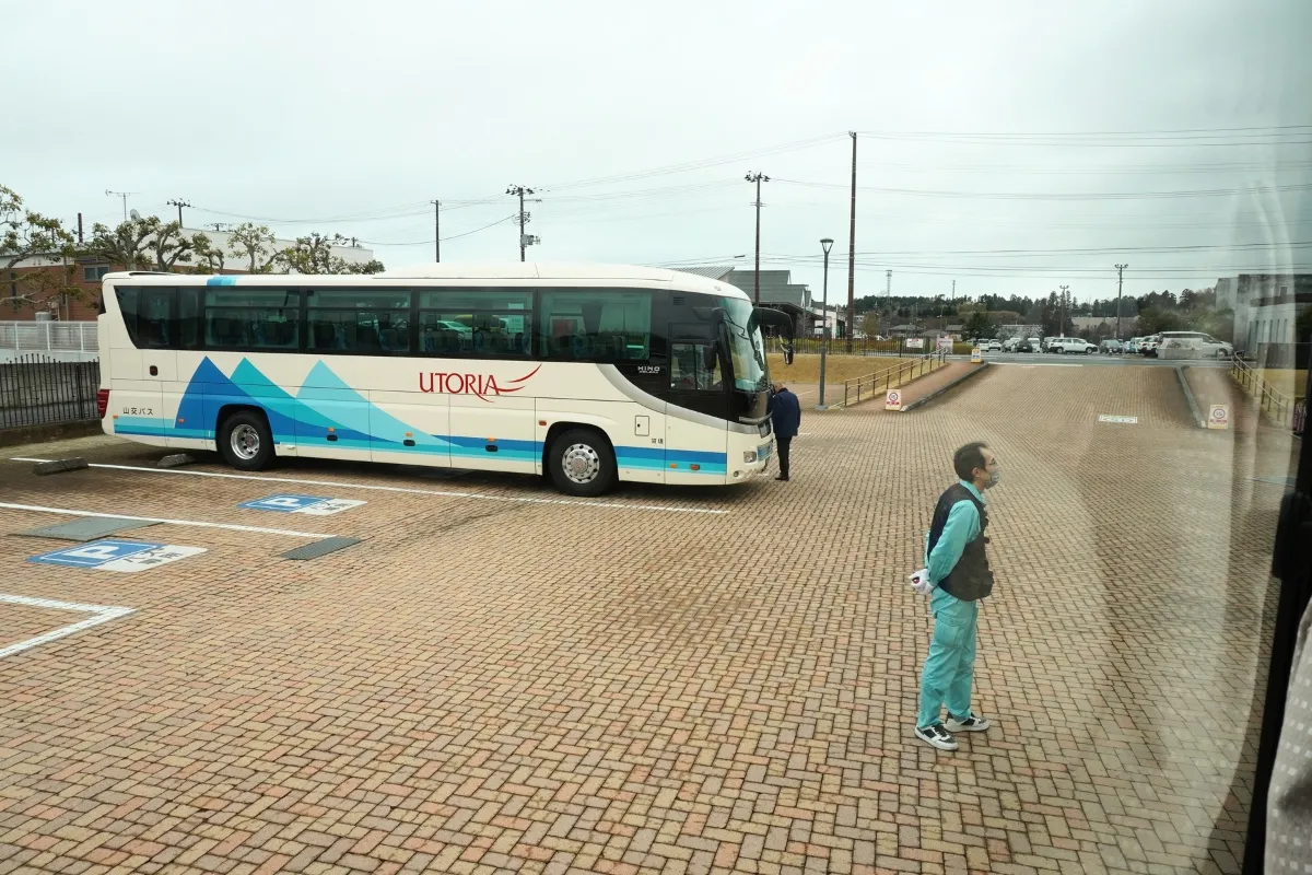 Der TEPCO-Bus auf dem Parkplatz des Decommissioning Centres in Tomioka