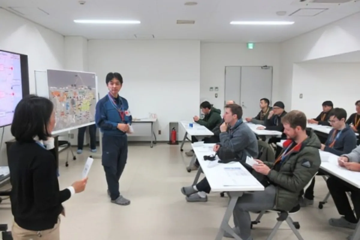 Besucher des Atomkraftwerks Fukushima Daiichi erhalten ein Sicherheitsbriefing in einem Meetingraum auf dem Kraftwerksgelände in 2026
