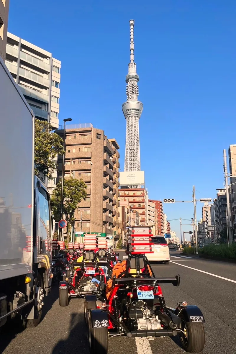 Street Kart-Kolonne vor dem Tokyo Skytree