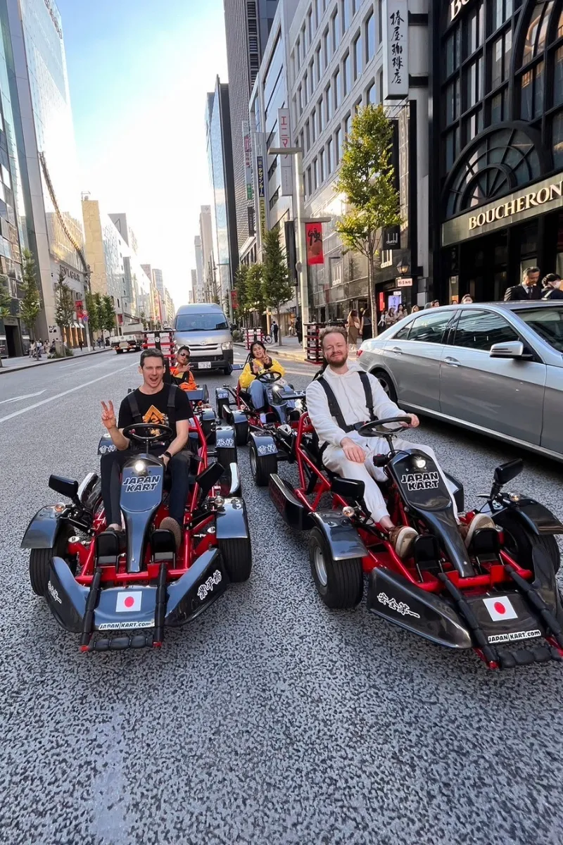 Go-Kart Kolonne auf einer Straße nahe Tokyo Skytree