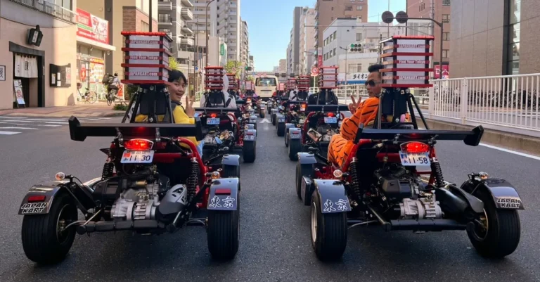 Street Kart-Gruppe auf einer Straße in Tokyo, von hinten fotografiert