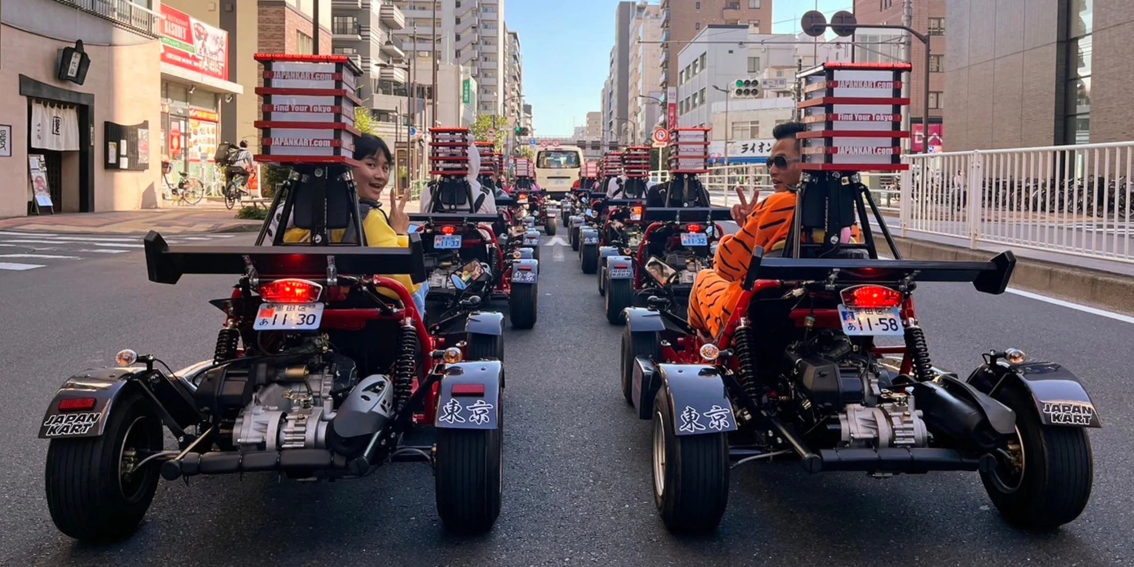 Street Kart-Gruppe auf einer Straße in Tokyo, von hinten fotografiert