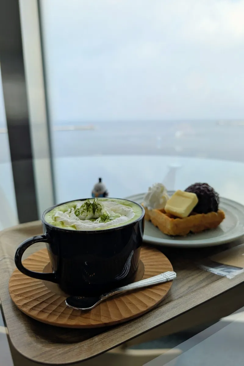 Matcha Latte und Waffel im Café des Okhotsk Towers