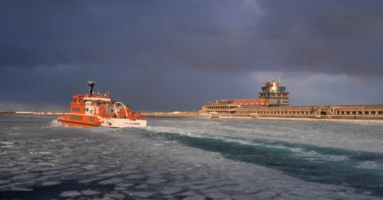 Ein Garinko-Eisbrecher legt in Mombetsu ab, mit dem Okhotsk Sea Tower im Hintergrund
