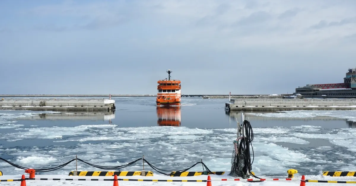Ein Garinko-Eisbrecher verlässt den Hafen von Mombetsu auf Hokkaido