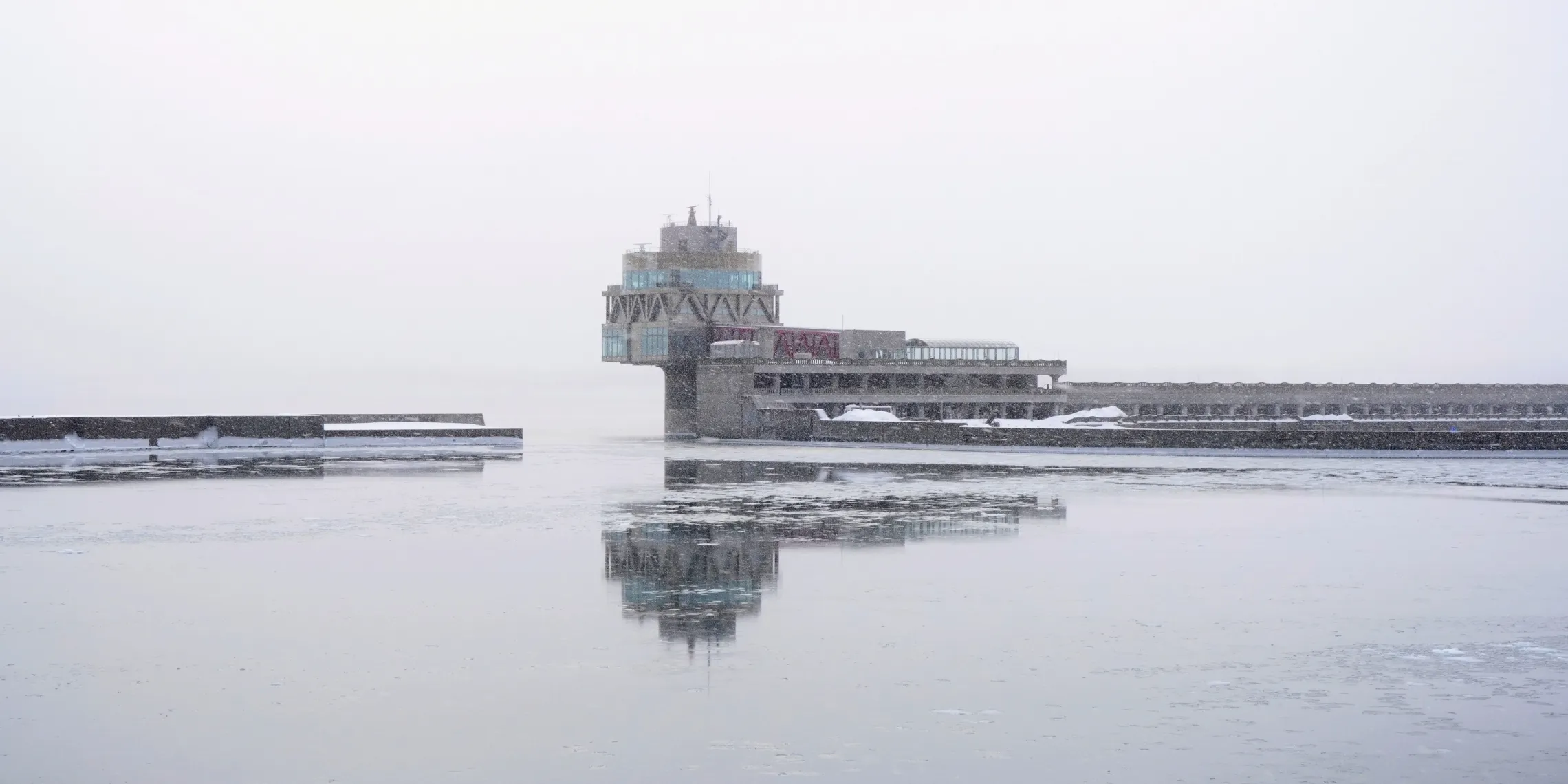 Der Okhotsk Tower in Mombetsu ragt aus dem schneeverwehten Meer empor