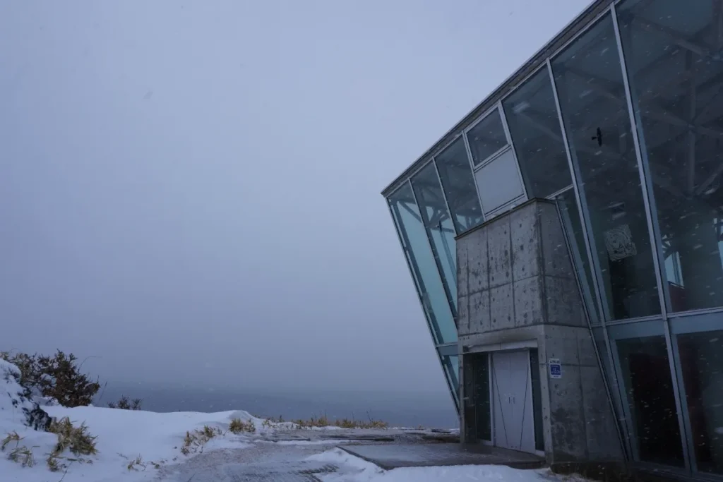 Seitenansicht des Observatory La Luna in Cape Hinode, Hokkaido