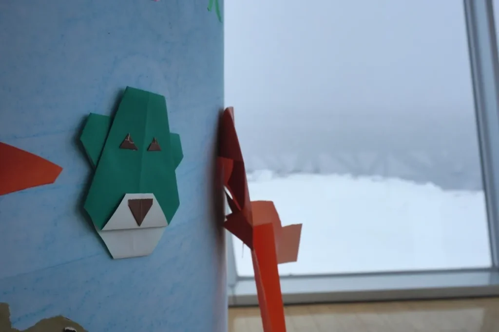 Origami-Bär an einer Säule im Observatory La Luna in Cape Hinode, Hokkaido
