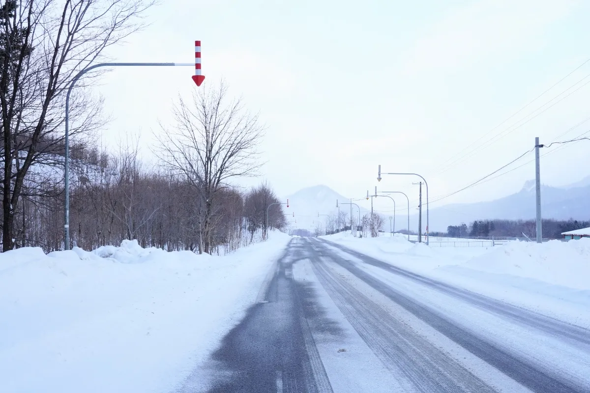 Verlassene Landstraße im winterlichen Hokkaido