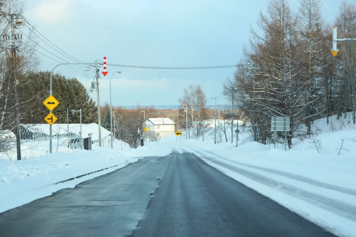 Eine verschneite Straße in Mombetsu, Hokkaido