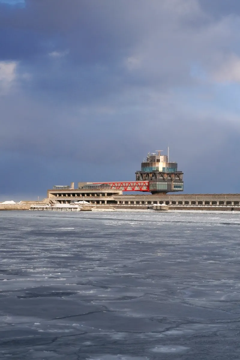 Der Okhotsk Tower aus der Ferne, fotografiert vom Hafen von Mombetsu