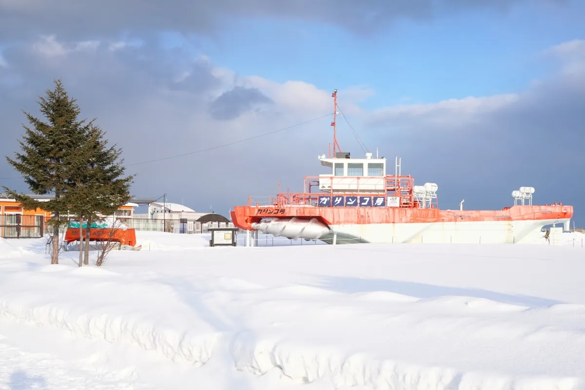 Ein ausrangierter Eisbrecher an der Küste von Mombetsu