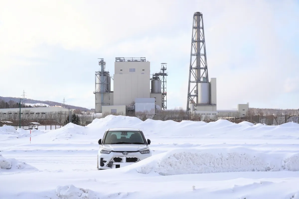 Industriegebäude in Mombetsu mit einem Auto davor