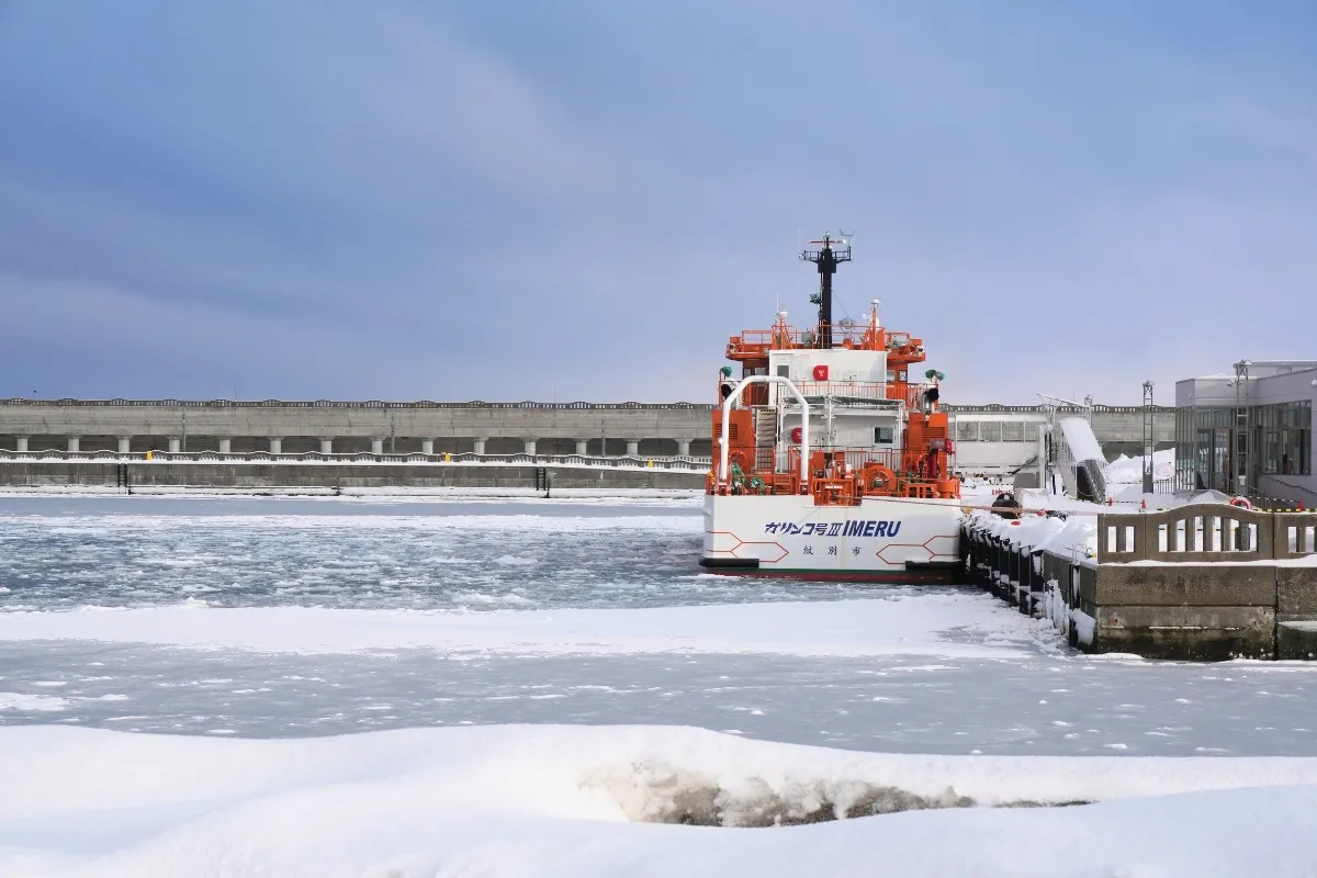 Ein Garinko 3 Imeru Eisbrecher wartet am Hafen von Mombetsu