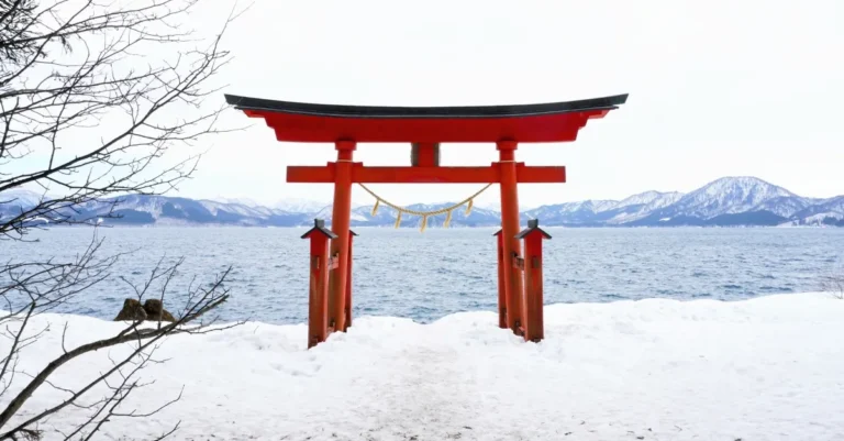 Ein einsames Torii am Ufer des Tazawa-Sees in der Akita-Präfektur, Japan