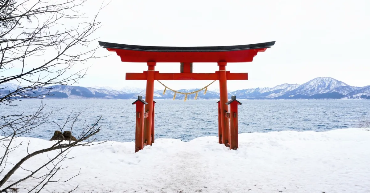 Ein einsames Torii am Ufer des Tazawa-Sees in der Akita-Präfektur, Japan