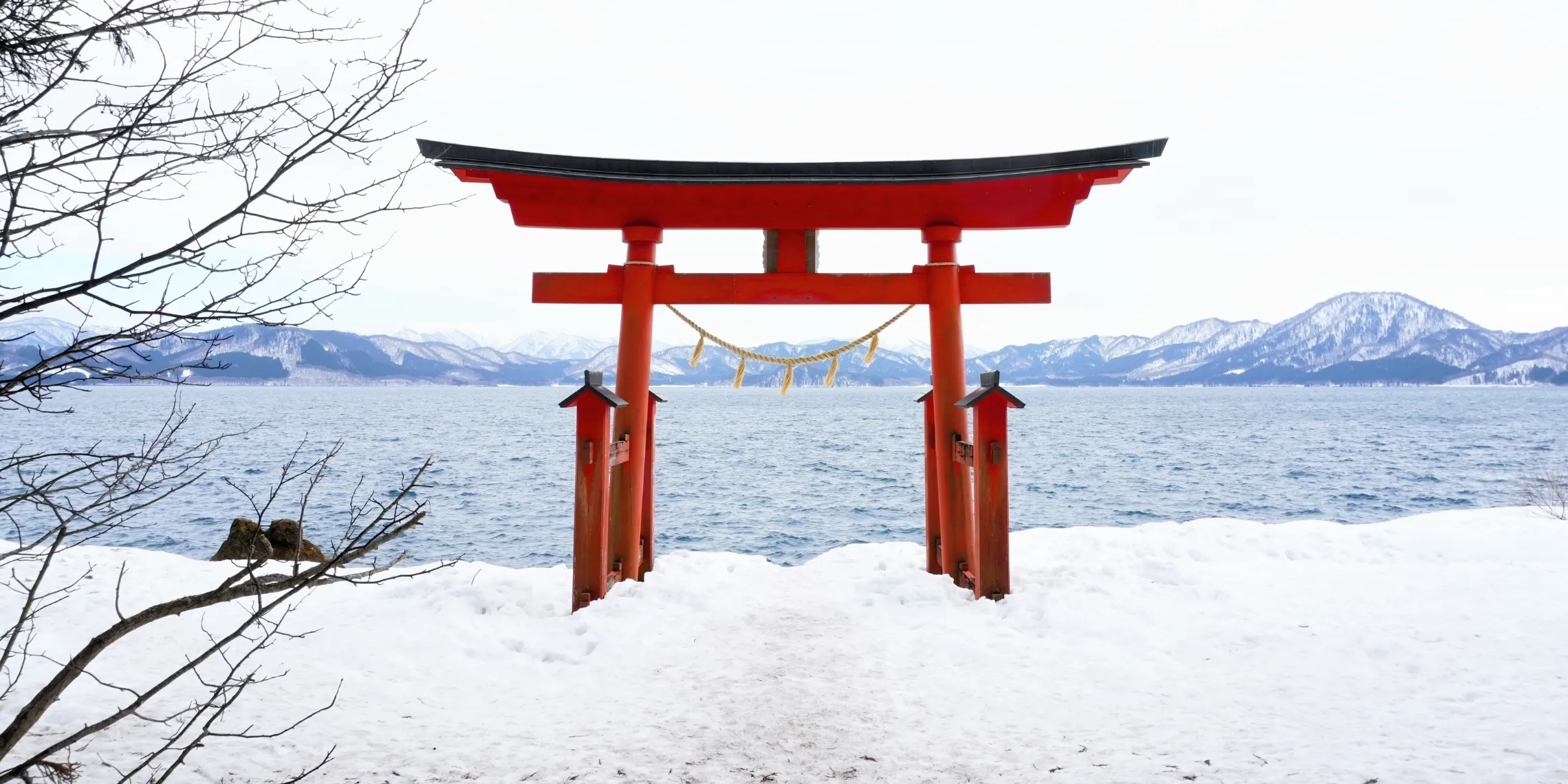 Ein einsames Torii am Ufer des Tazawa-Sees in der Akita-Präfektur, Japan