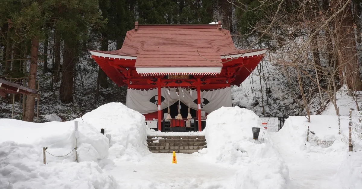 Ein Gebäude des Gozanoishi-Schreins am Tazawa-See