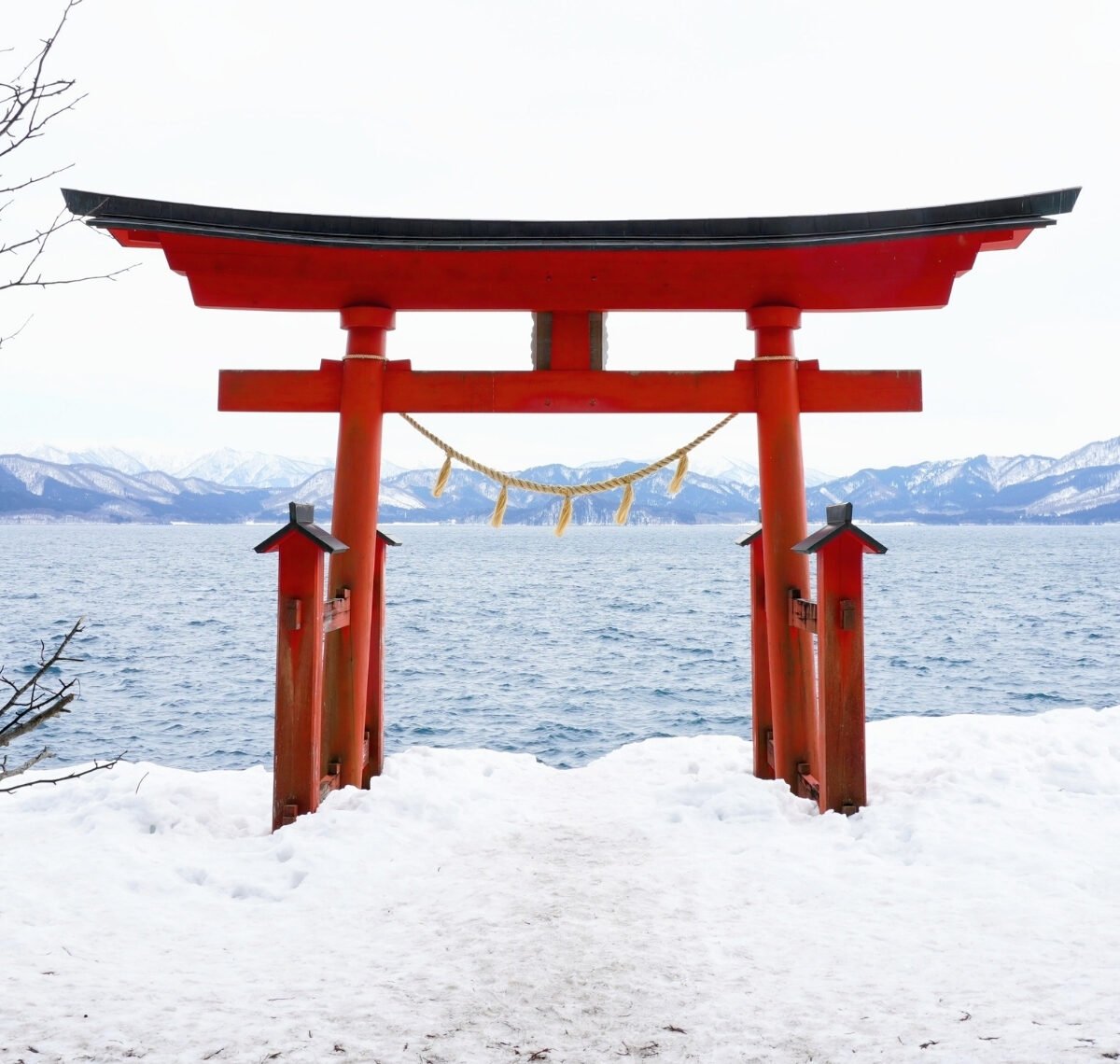 Ein einsames Torii am Ufer des Tazawa-Sees in der Akita-Präfektur, Japan