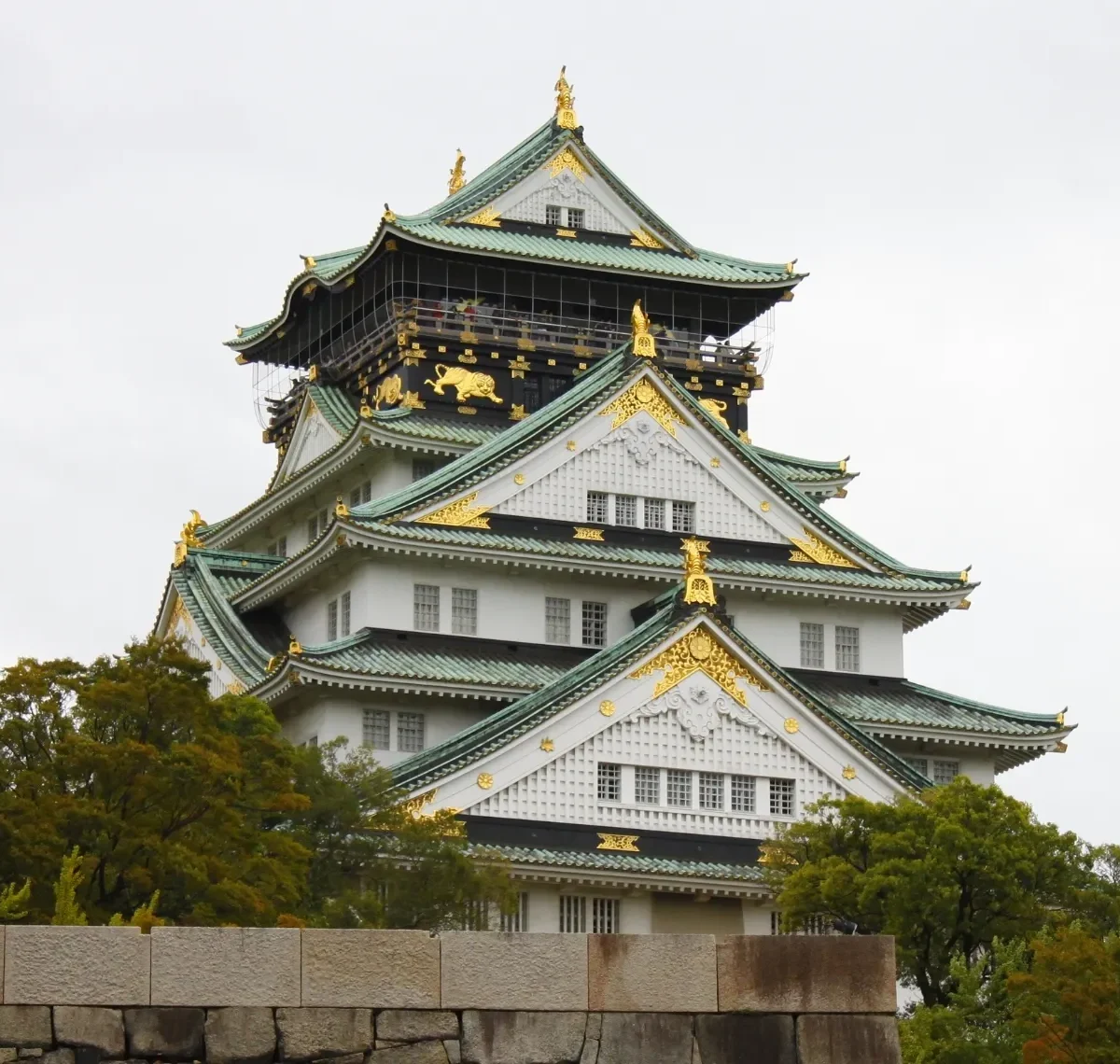 Das Osaka Castle an einem wolkigen Tag
