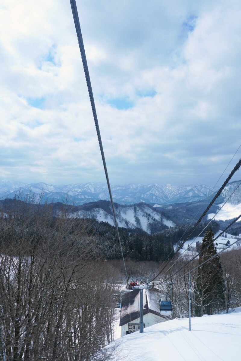 Blick von der Mount Moriyoshi-Seilbahn auf die Basisstation im Tal