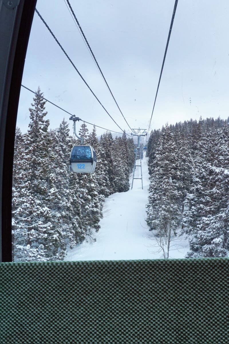 Blick aus der Gondel der Seilbahn, die auf Mount Moriyoshi führt