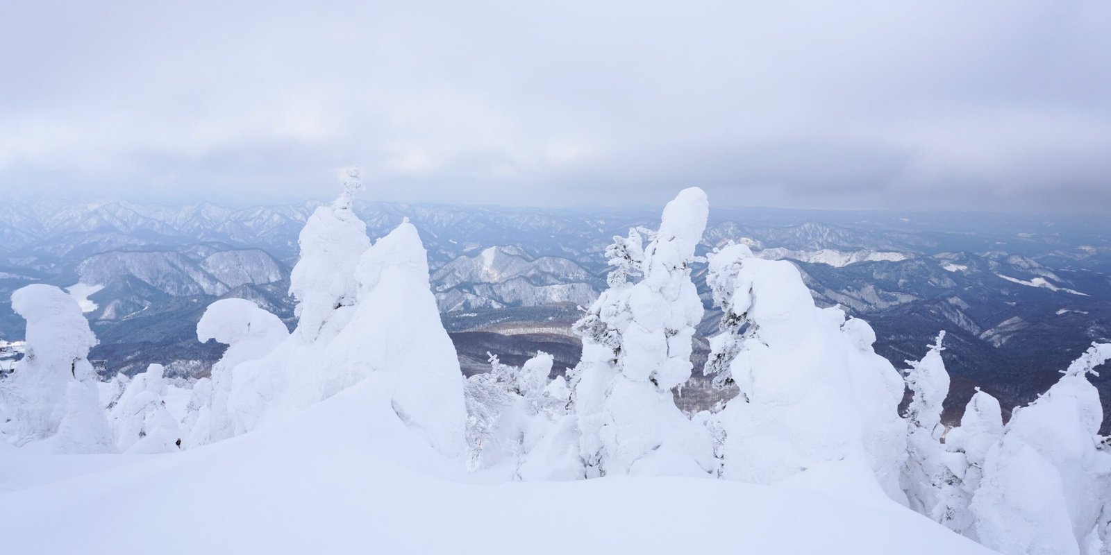 Blick vom Gipfel von Mount Moriyoshi mit den Ani-Schneemonstern im Vordergrund