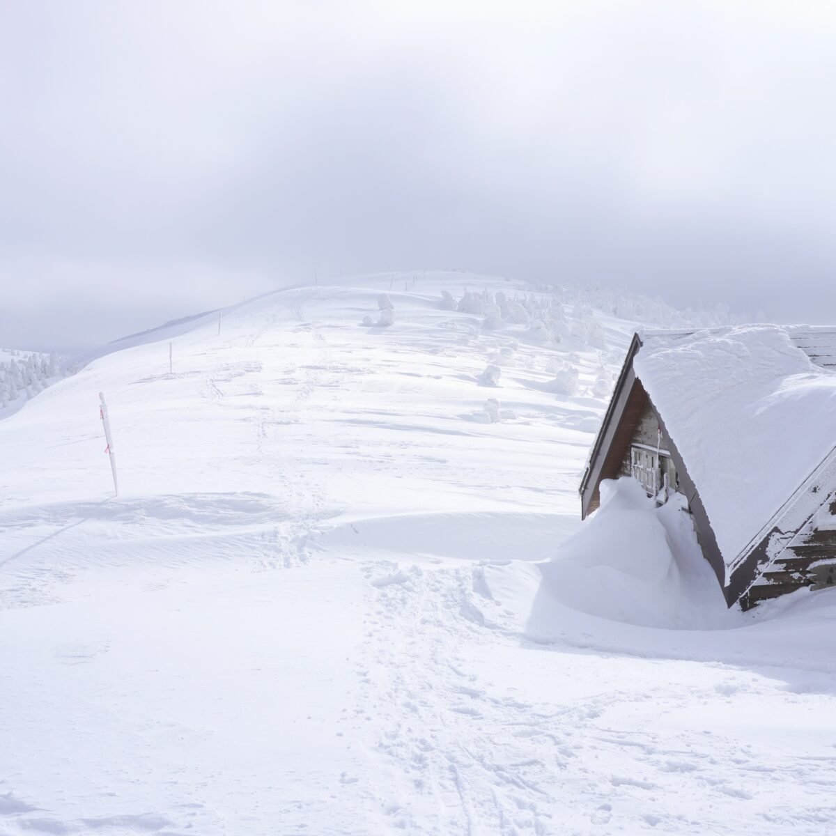 Verschneite Berghütte auf Mount Moriyoshi