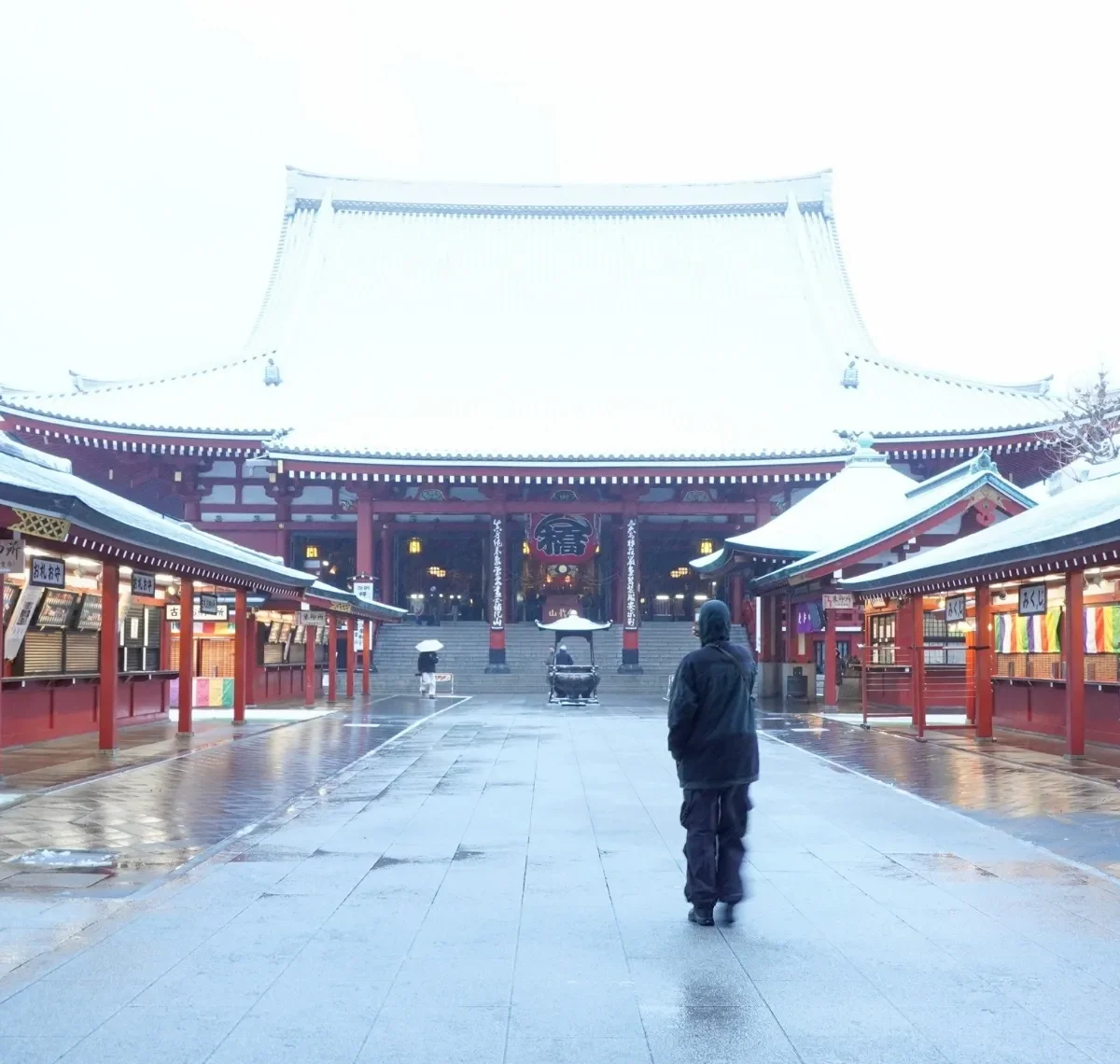 Der verschneite Asakusa-Schrein in Tokio an einem kalten Februarmorgen