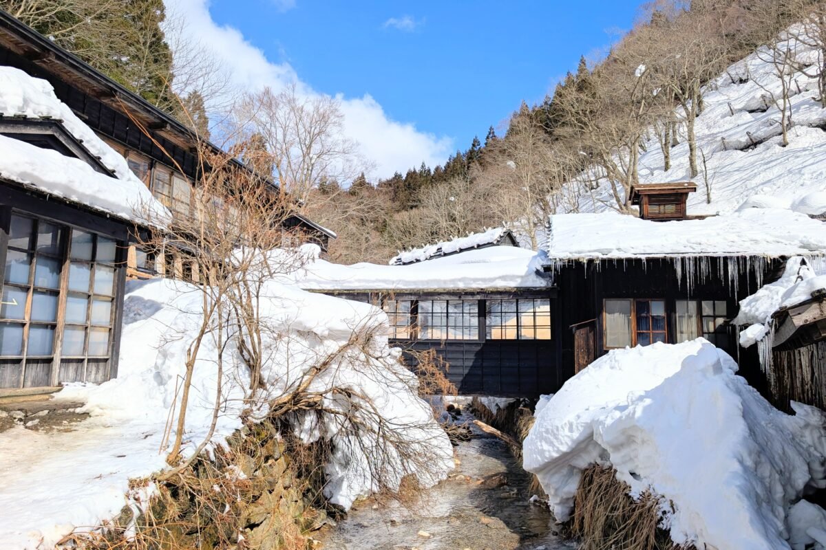 Gebäude des Tsurunoyu Onsen in Nyuto Onsen, Akita Präfektur