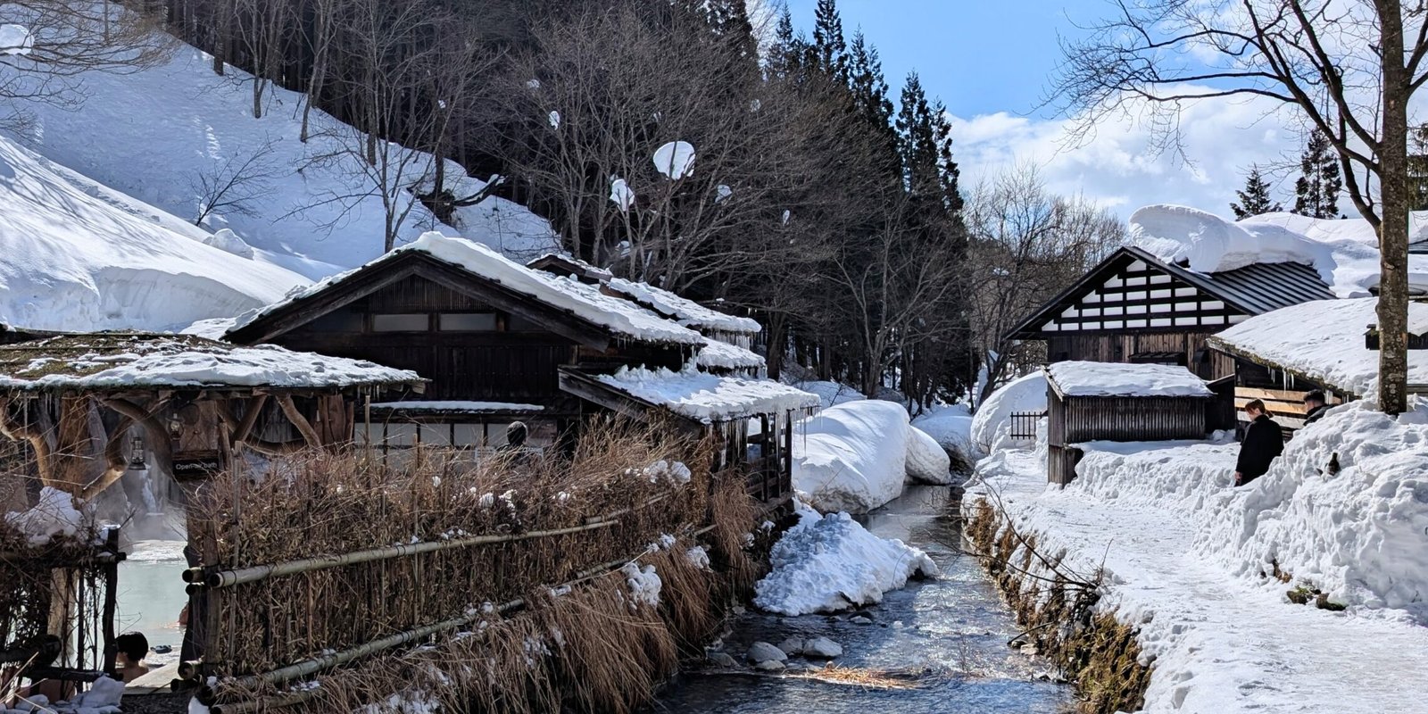 Winterlicher Fluss, der durch das Grundstück des Tsurunoyu Onsen fließt, Nyuto Onsen