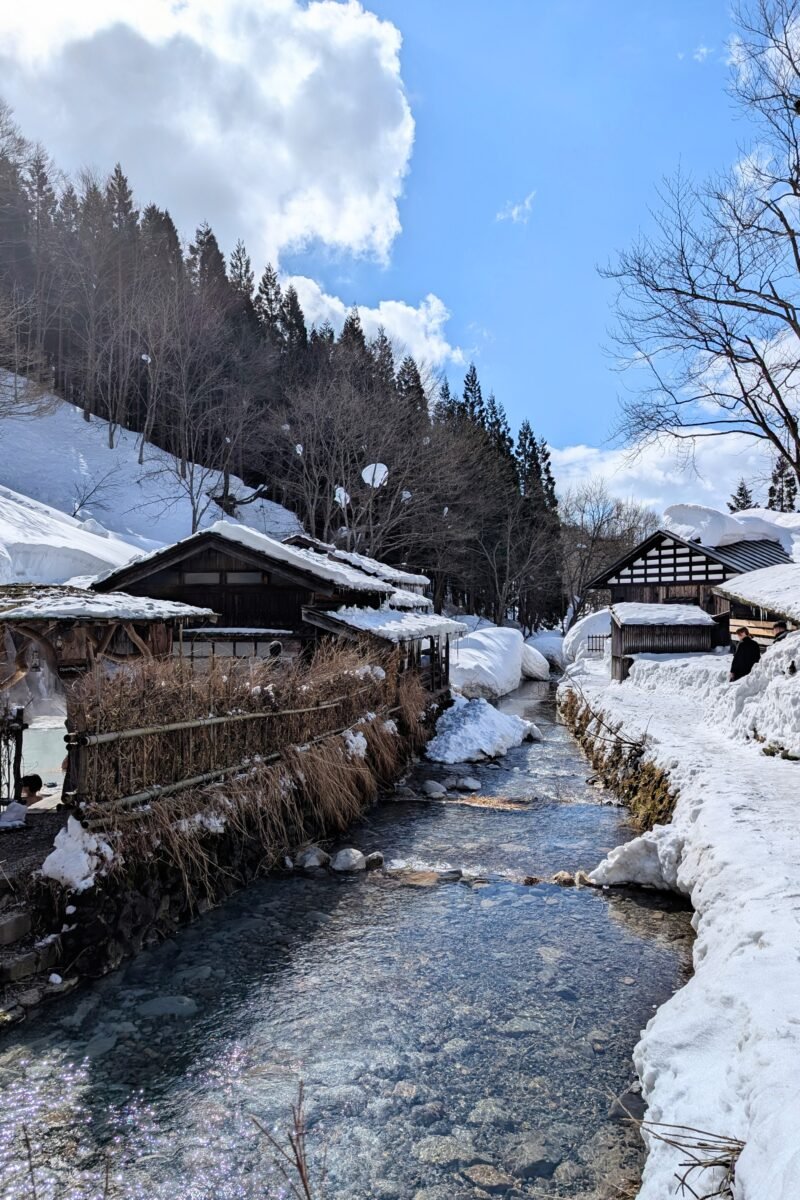 Winterlicher Fluss, der durch das Grundstück des Tsurunoyu Onsen fließt, Nyuto Onsen