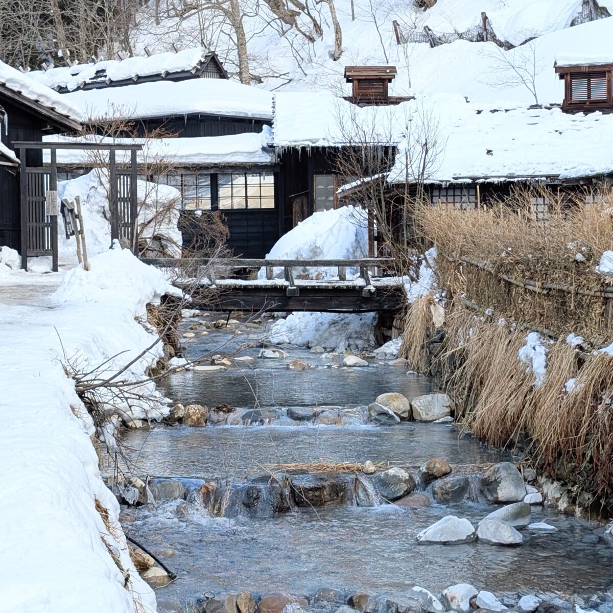 Winterlicher Fluss, der durch das Grundstück des Tsurunoyu Onsen fließt, Nyuto Onsen